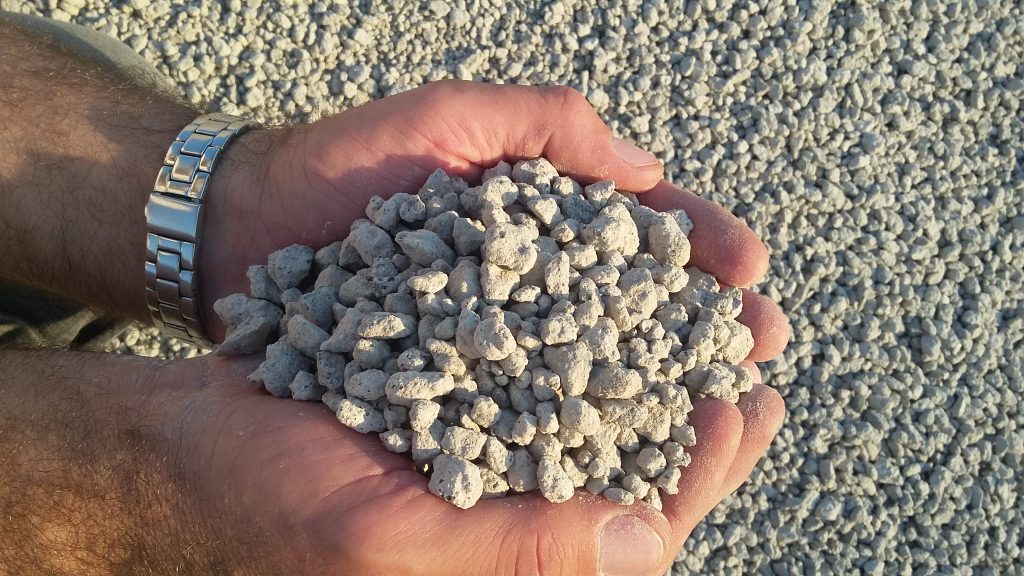 بررسی علمی جذب آب در پوکه معدنی و نقش آن در مقاومت