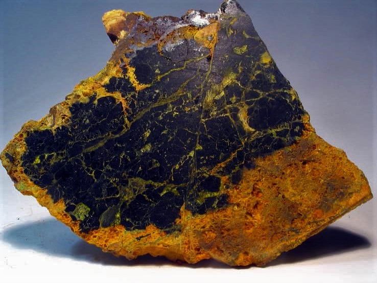 آیا پوکه معدنی حاوی اورانیوم است؟ بررسی علمی و واقعیت ها