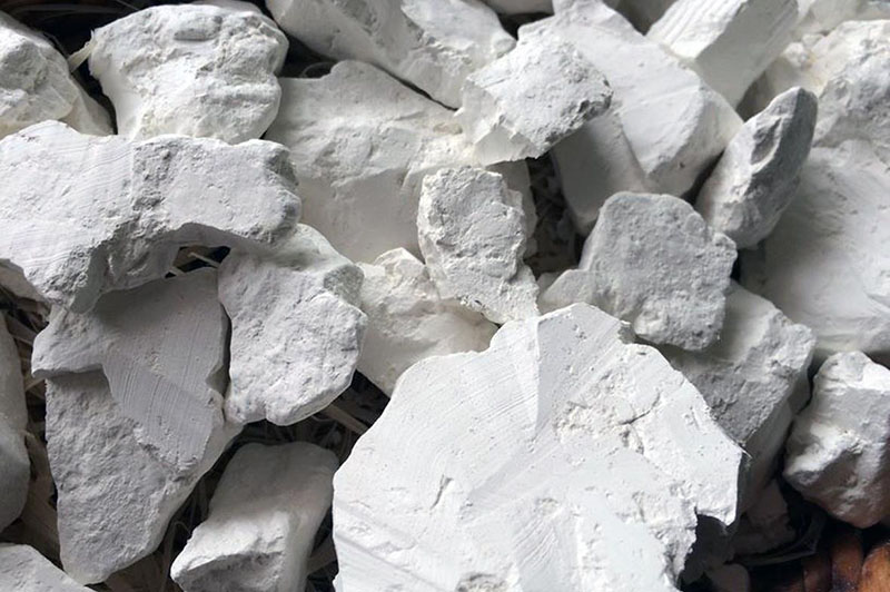 سنگ کائولن چیست؟ کاربردها، مزایا و تفاوت با سایر مواد معدنی